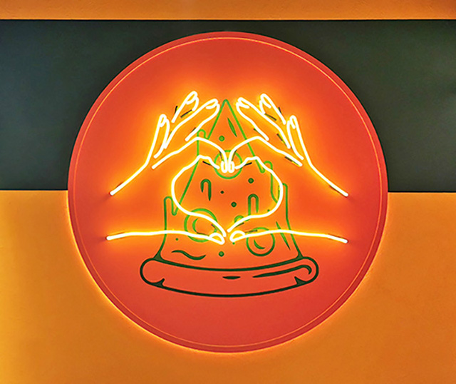 背板霓虹管招牌